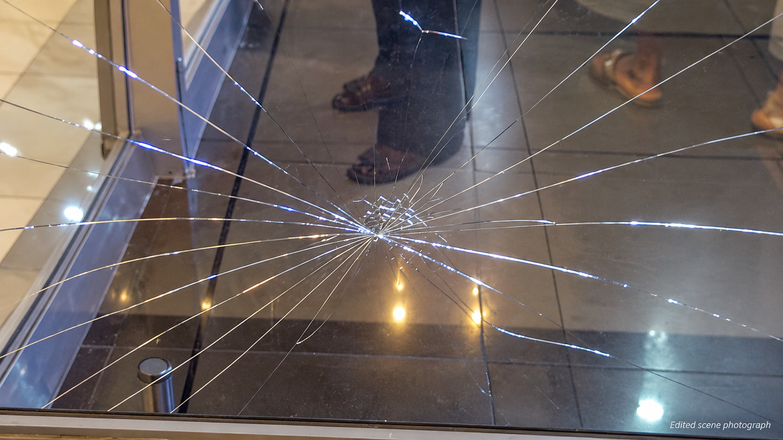 Father Raises Concerns After Two Young Children Allegedly Held for Over Five Hours Following Mall Glass Accident